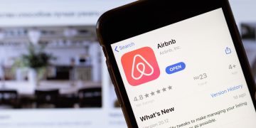 Airbnb stock price analysis after earnings: buy or sell?